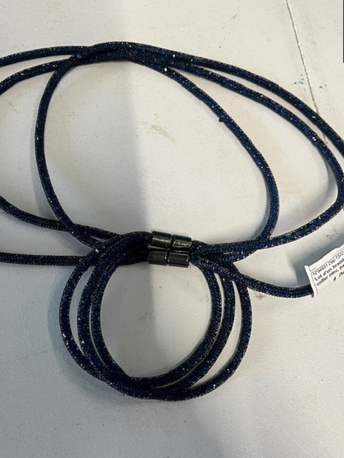 Lot d'un bracelet et un collier bleu, paillettes