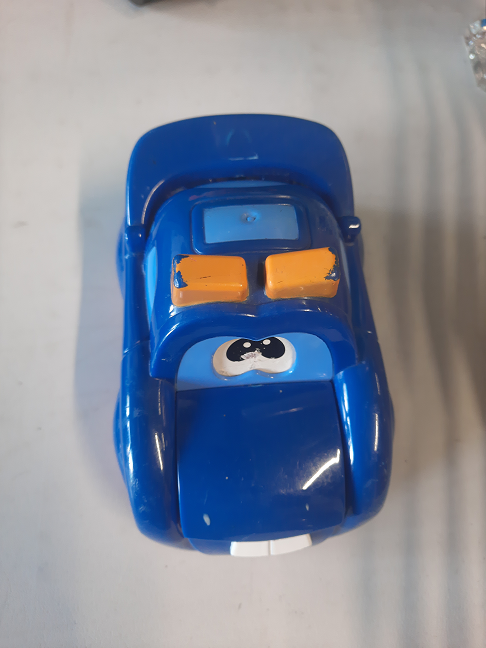 petite voiture bleue avec yeux