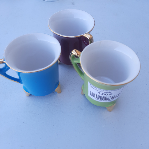 3 tasses sur pieds