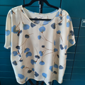 Chemise jaune fleur bleue
