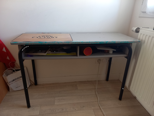 Bureau enfant : Longueur : 100 Largeur : 40 Hauteur : 65