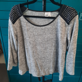 haut gris et noir