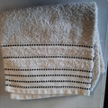 Serviette de toilette blanc/tirets noirs