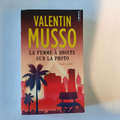 livre la femme à droite sur la photo