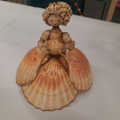 Poupée en coquillages déco