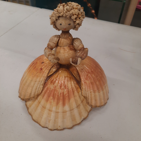 Poupée en coquillages déco