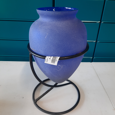 Vase bleu sur pied