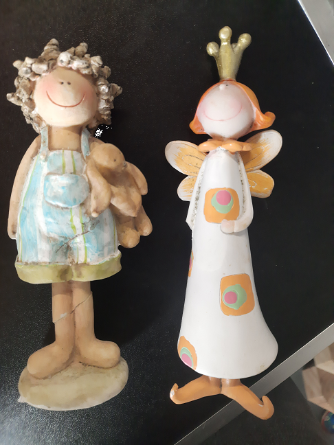 2 figurines