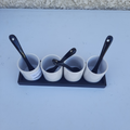 Tasses blanches avec cuillères