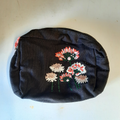 Trousse noire brodée fleurs