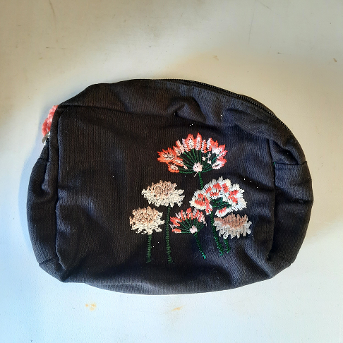 Trousse noire brodée fleurs