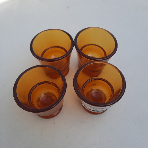 lot de 4 petits verres jaunes digestifs