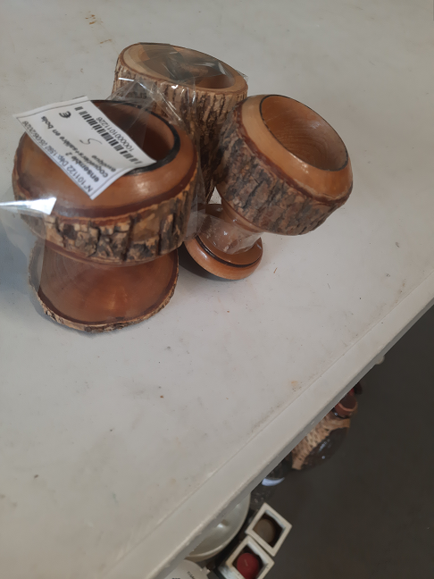 ensemble 2 coquetiers+salière en bois exotique
