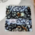 4 assiettes carrées avec motifs noirs