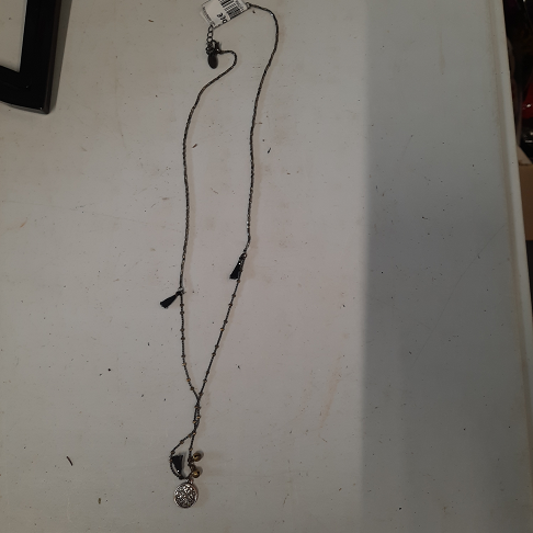 1 collier noir