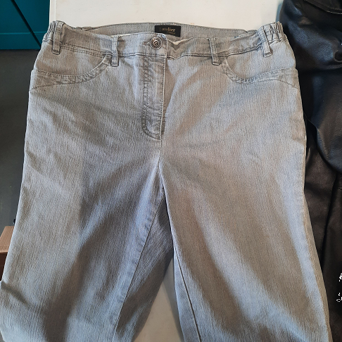 Pantalon gris forme jean T 40