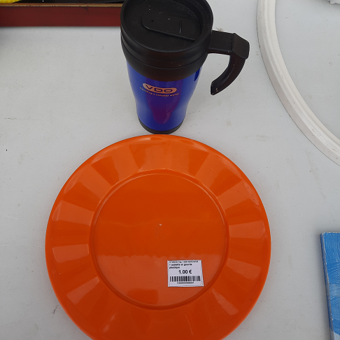 1 assiette et gourde plastique