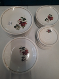 service vaiiselle 10 ass creuses, 12 ass plates, 10 ass dessert et 12 soucoupes
