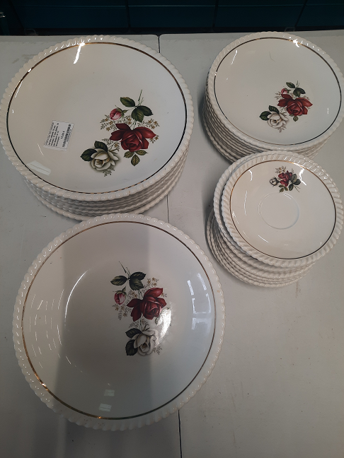 service vaiiselle 10 ass creuses, 12 ass plates, 10 ass dessert et 12 soucoupes