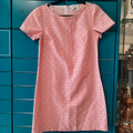 Robe corail et fleurs blanche