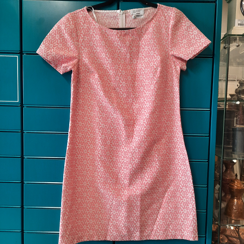 Robe corail et fleurs blanche