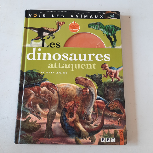livre "les dinosaures attaquent"