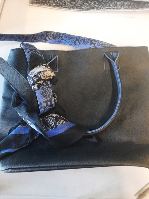 sac noir et bleu avec foulard