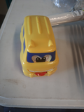 petite voiture jouet jaune avec yeux et langeu