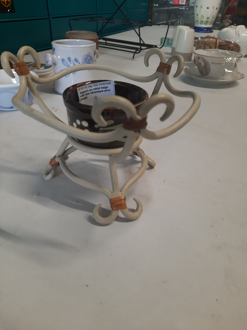 support en métal beige avec une céramique pour bougie deco