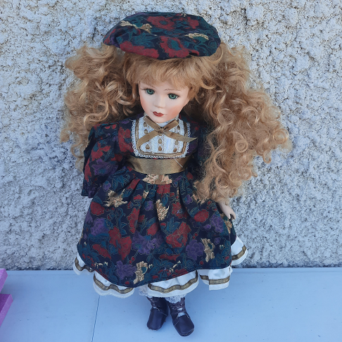 poupée porcelaine robe bleu ciel