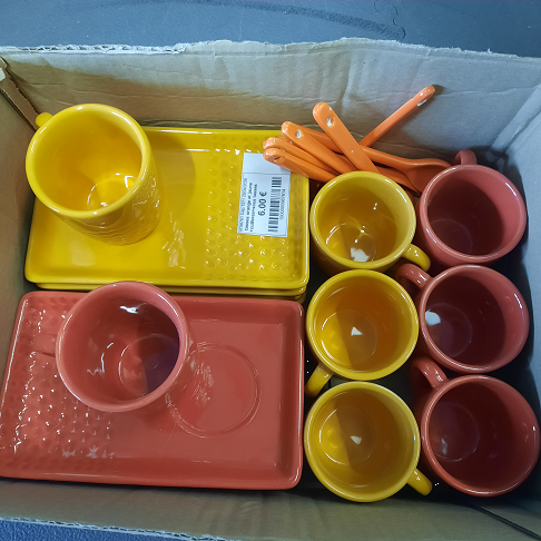 tasses orange et jaune +cuilleres+sous tasses