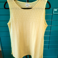 pull sans manche jaune