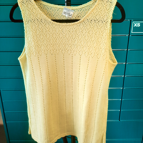 pull sans manche jaune