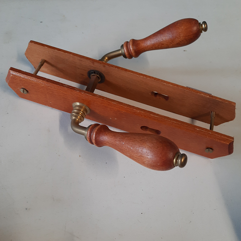 -PAIRE DE POIGNÉES PORTE En bois merisier et laiton+ vis