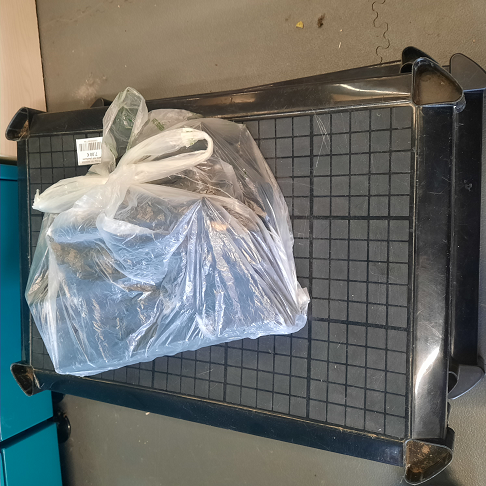 Etageres noir plastiques