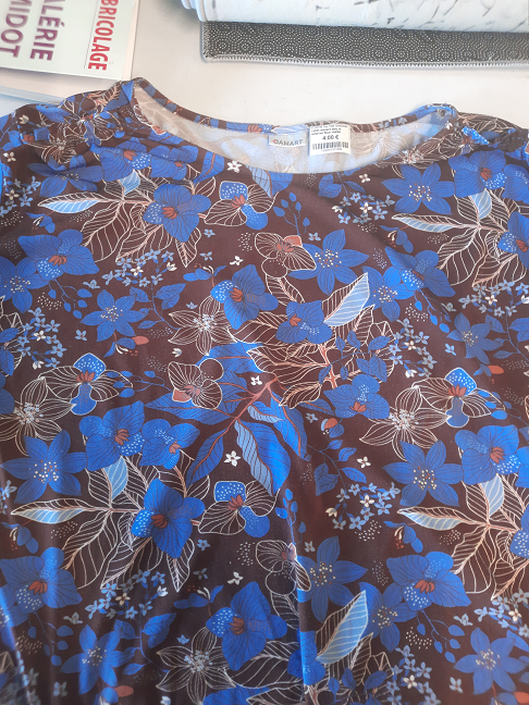 t shirt damard bleu et nmarron fleuri t54/56