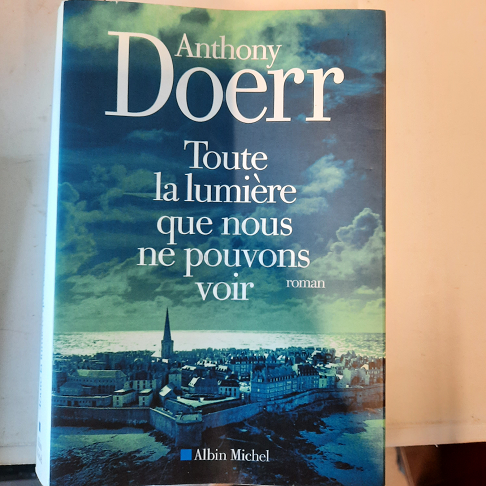 livre  toute la lumiere que nous pouvons voir