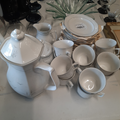 12 tasses + 12 sousoupes + cafetiere + sucrier +pot a lait