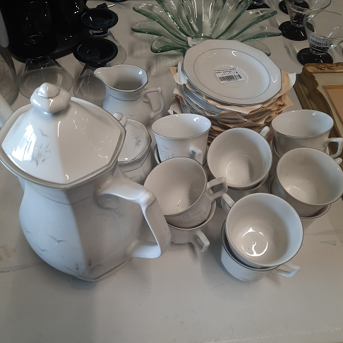 12 tasses + 12 sousoupes + cafetiere + sucrier +pot a lait
