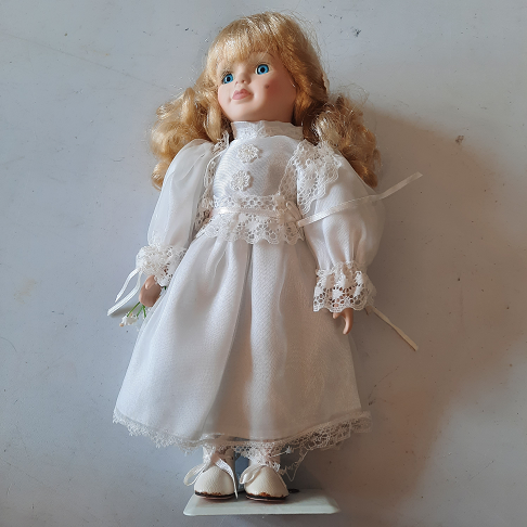 poupée en porcelaine blanche