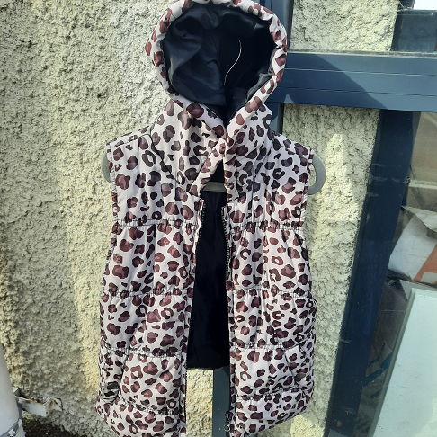 veste manches courtes avec capuche panthère 8 ans