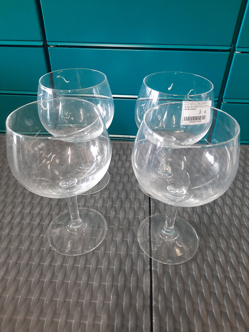 4 verres à pied spécial vin de Bordeaux