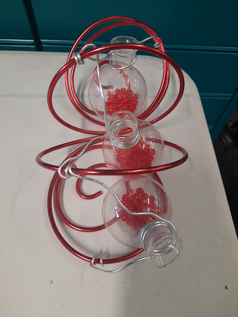 porte 3 fleurs séchées petit vase tenu par cable blance et rouge