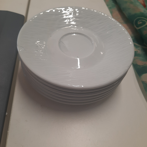 6 sous-tasses blanches à café