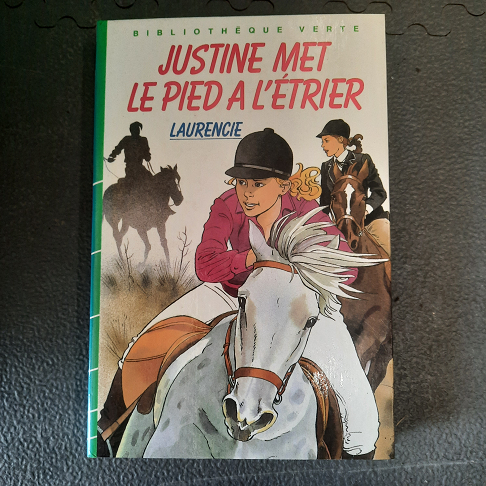 livre Justine met le pied à l'étrier