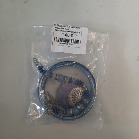 ensemble bleu bijoux(bracelets/pendentif)