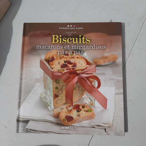 livre Biscuits macarons et mignardises Pas à pas