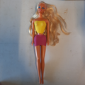 Barbie tenue jaune et violette