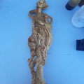Statue un personnage beige