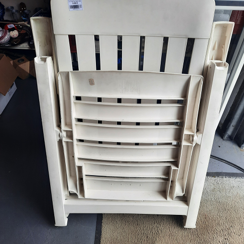 une chaise pvc blanc relax